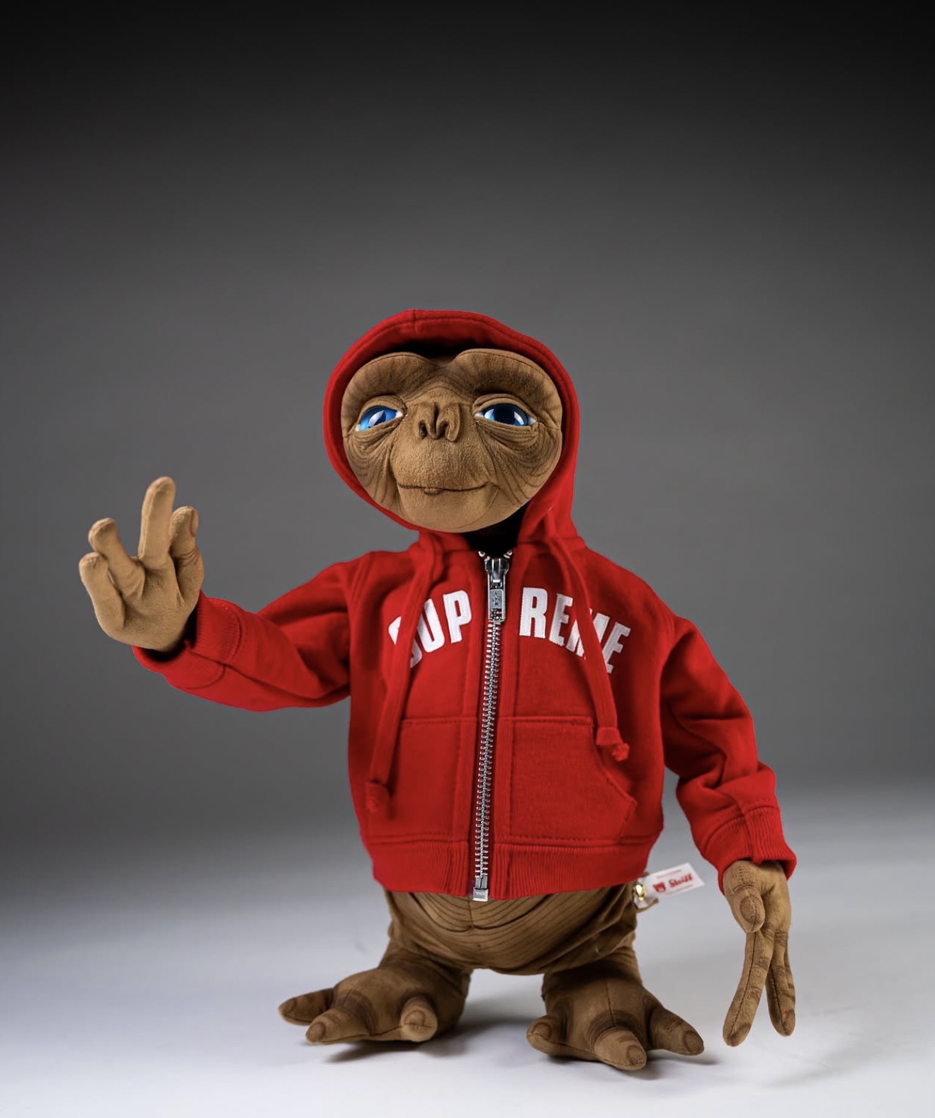 Peluche de E.T. con hoodie rojo de Supreme — coleccionables Holy Grail
