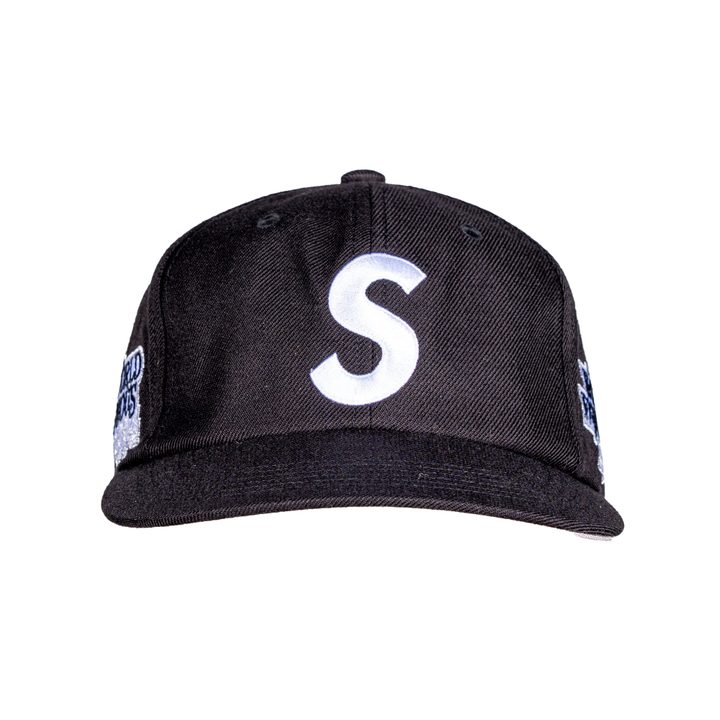 Supreme World Famous S Logo 6-Panel en color negro